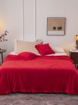 Koc-Ruffly-czerwien-lozko-1