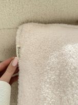 ROOM99-Poszewka-Dekoracyjna-na-Poduszke-Boucle-30×50-Kremowa-Teddy-MIEKKA-Marka-Room99.jpg