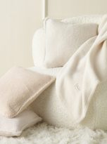 ROOM99-Poszewka-Dekoracyjna-na-Poduszke-Jas-45×45-Kremowa-Jasna-MIS-BOUCLE-Szerokosc-produktu-45-cm.jpg