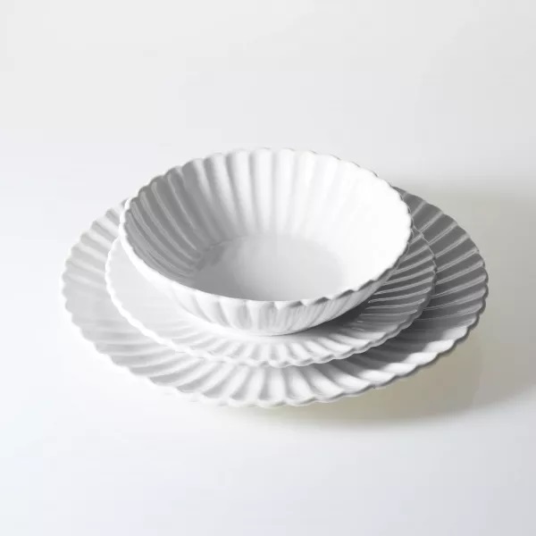 Elegancki zestaw porcelanowych talerzy Lotus – biel w stylowej odsłonie bm