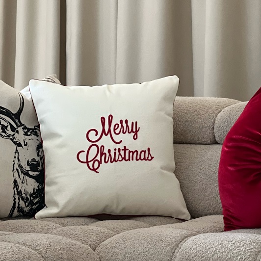 Świąteczna poszewka z czerwonym napisem Merry Christmas