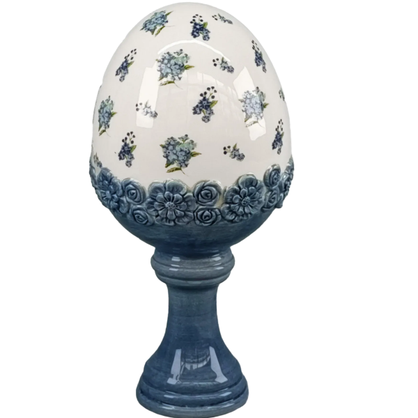 Elegancka wielkanocna ozdoba z niebieskimi kwiatami BM